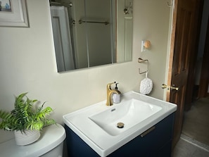 Douche, baignoire Ă jets, sĂšche-cheveux, serviettes fournies