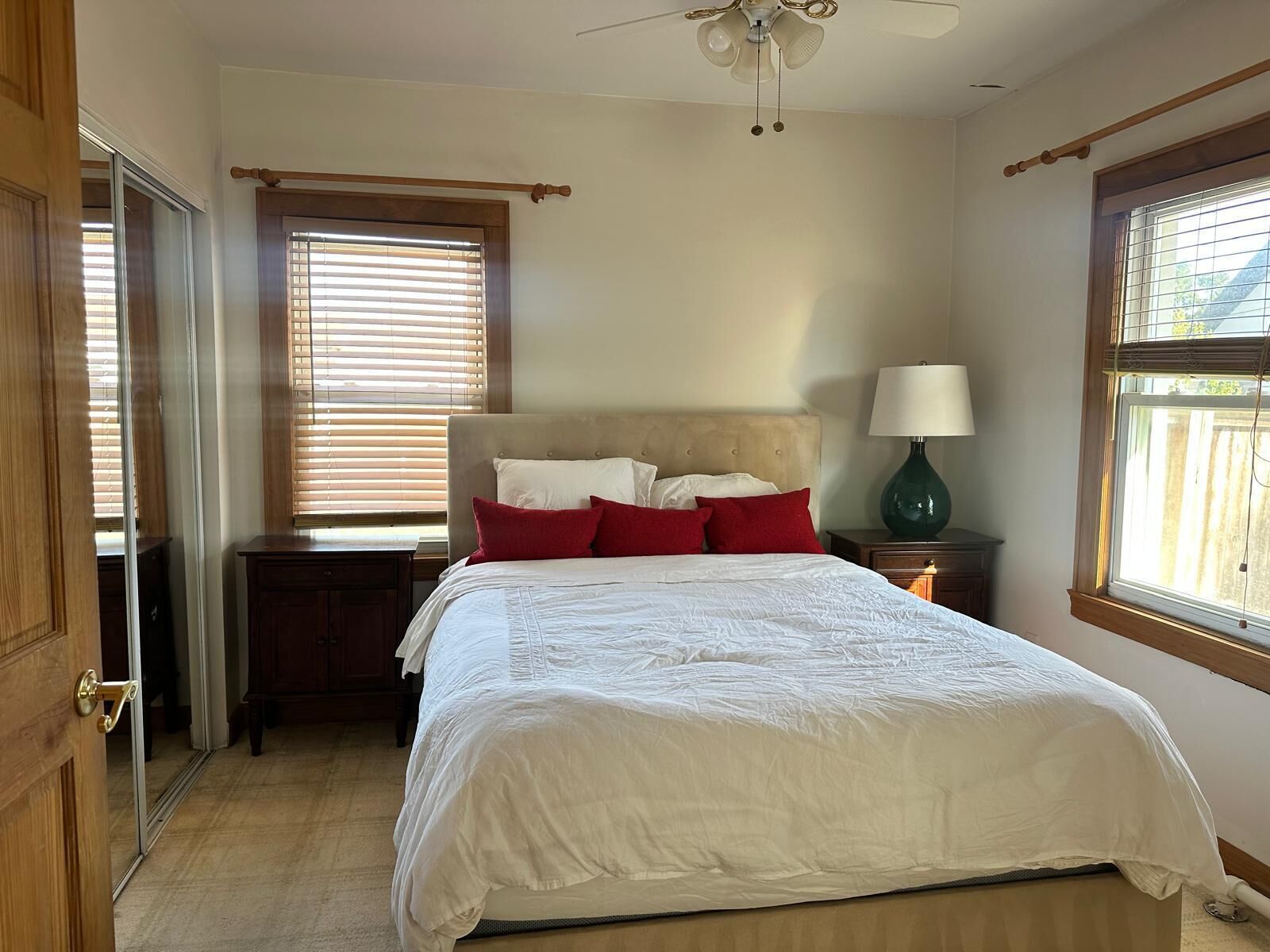 4 bedrooms, iron/ironing board, WiFi, bed sheets