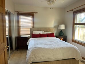 4 bedrooms, iron/ironing board, WiFi, bed sheets - Spacious Long Beach home, steps to beach & train (Long Beach)