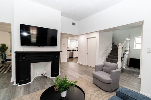 Prime 5-Bed: Hot Tub, PITT, CMU, Schenley Park