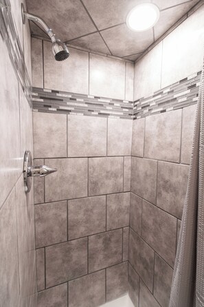 Towels, soap, toilet paper - Prime 5-Bed: Hot Tub, PITT, CMU, Schenley Park (Pittsburgh)