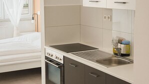 Une cuisine moderne équipée d’une cuisinière, d’un four et d’une plaque de cuisson à induction intégrée.