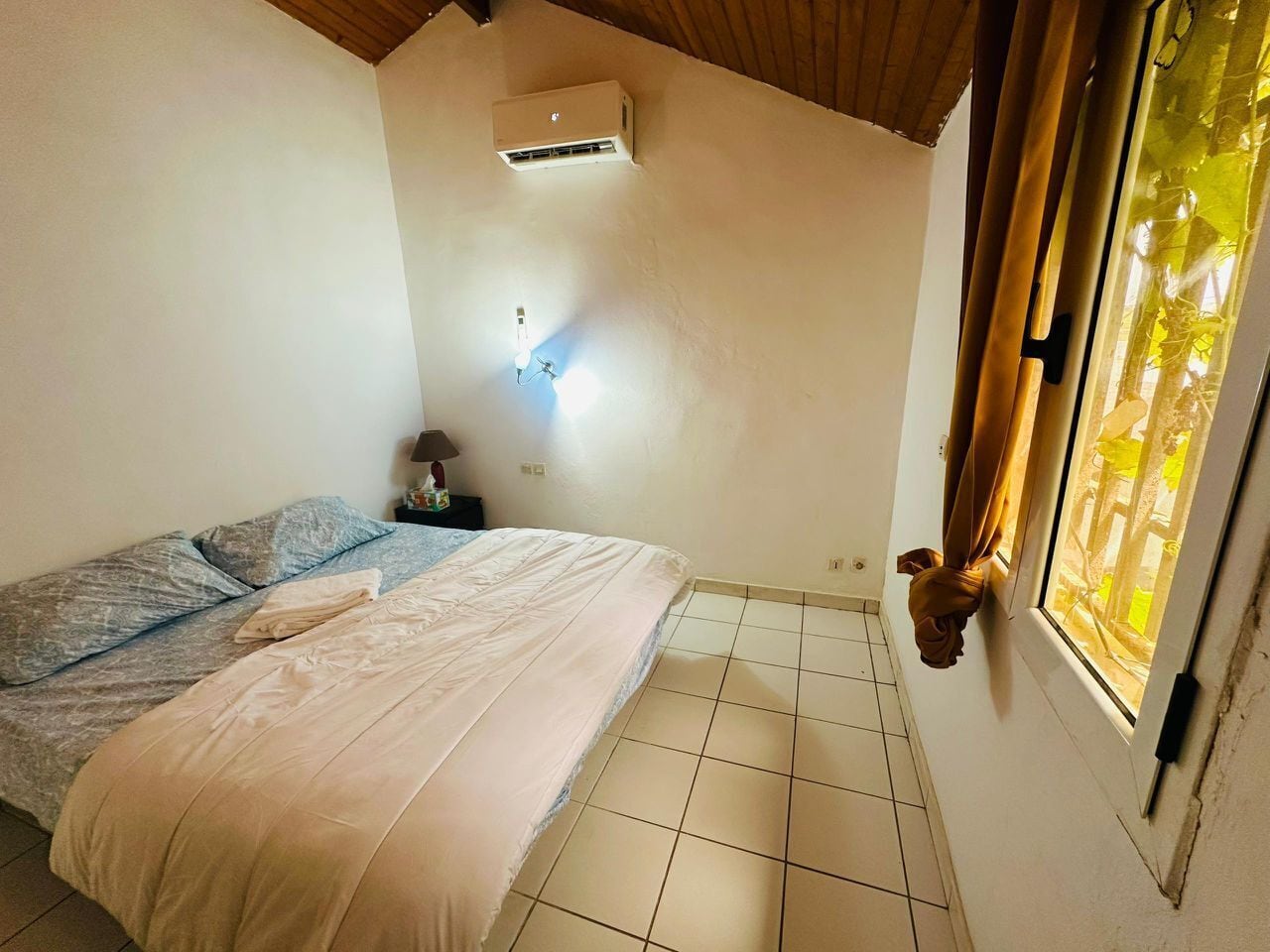 Een strijkplank/strijkijzer, wifi, beddengoed