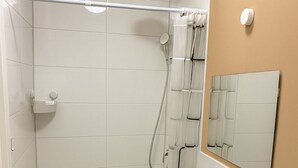 A modern bathroom with a shower, toilet, and sink. - City apartment no. 6 with comfort (Pforzheim)