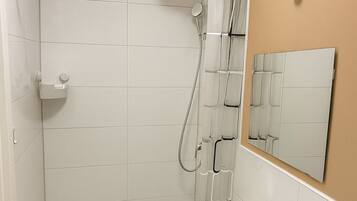 Haartrockner, Handtücher, Seife, Toilettenpapier