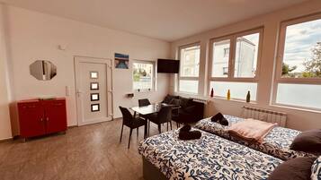 1 habitación, tabla de planchar con plancha, wifi gratis y ropa de cama