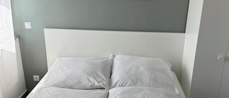 1 habitación, tabla de planchar con plancha, wifi y ropa de cama