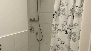 Asciugacapelli, asciugamani, sapone, carta igienica