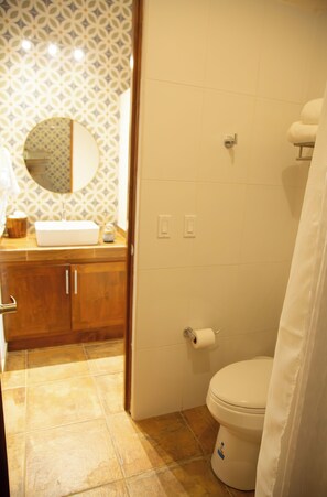 مجففات شعر، مناشف، صابون، ورق حمّام