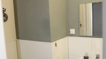 Secador de pelo, toallas, jabón, papel higiénico