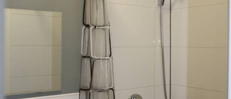 Secadora de cabello, toallas, jabón, papel de baño