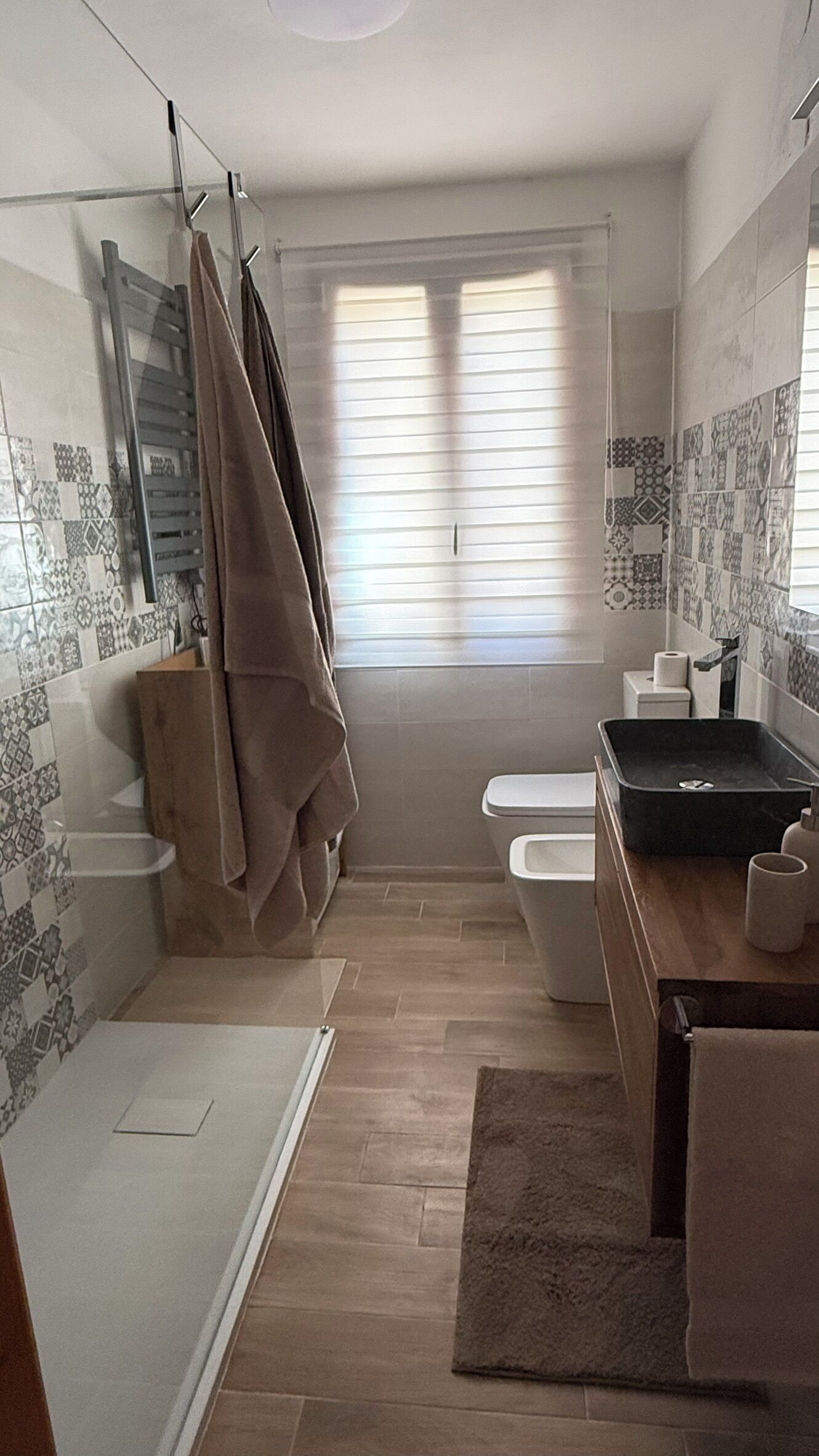 Shower, hair dryer, bidet, towels
