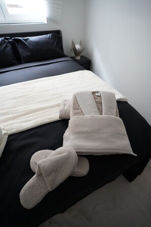 3 عدّة غرف نوم ومكواة/لوح كي وخدمة الإنترنت وملاءات أسرّة