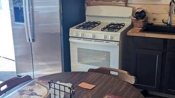 Mikrobølgeovn, ovn, kokeplater og oppvaskmaskin