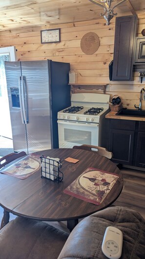 Mikrobølgeovn, ovn, kokeplater og oppvaskmaskin