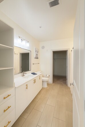 Séchoir à cheveux, serviettes fournies