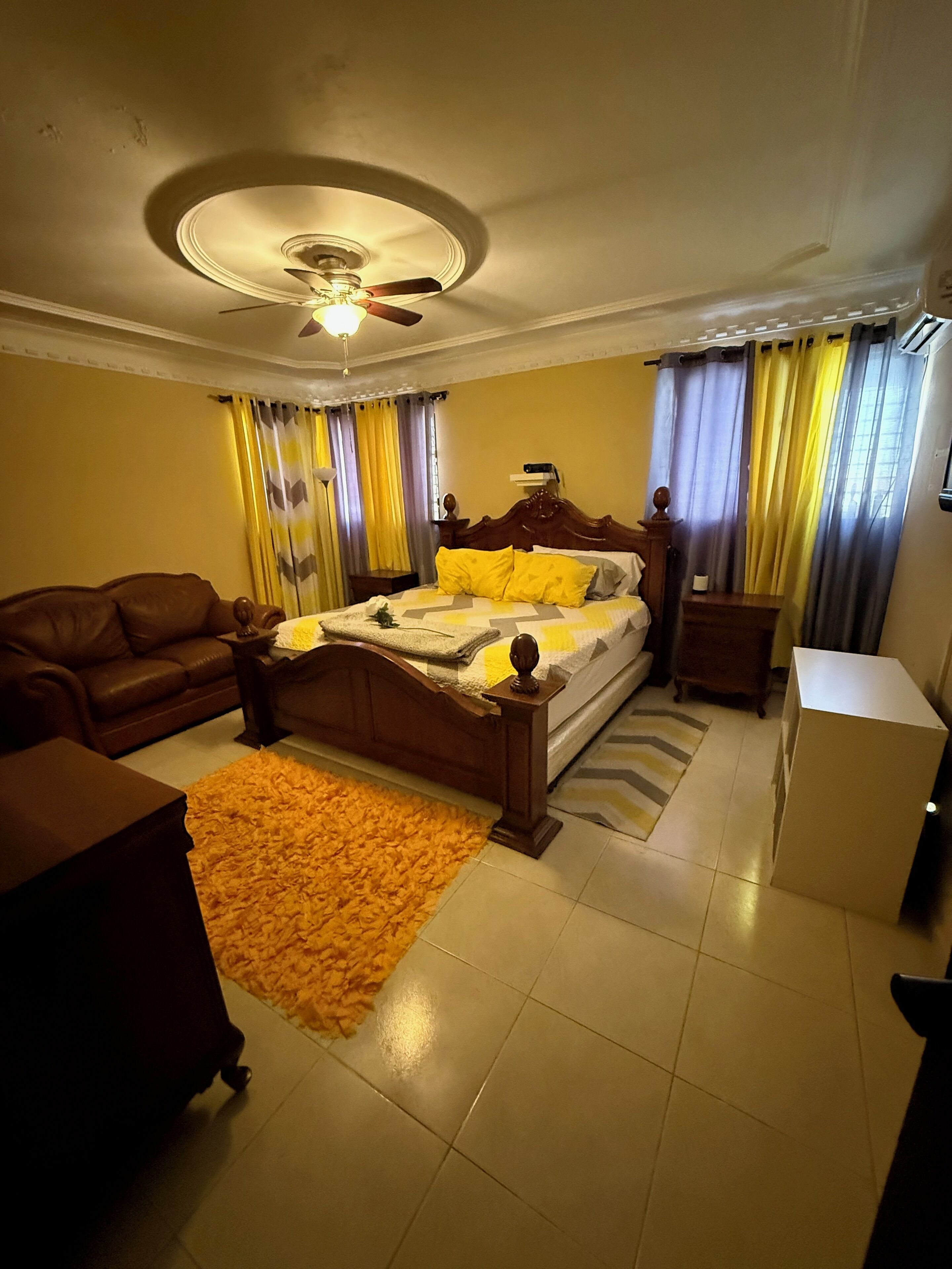 3 slaapkamers, een strijkplank/strijkijzer, wifi, beddengoed