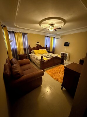 3 habitaciones, tabla de planchar con plancha, wifi y ropa de cama 
