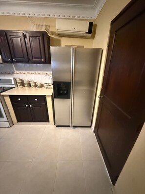 Microondas, horno, placa de cocina, lavavajillas