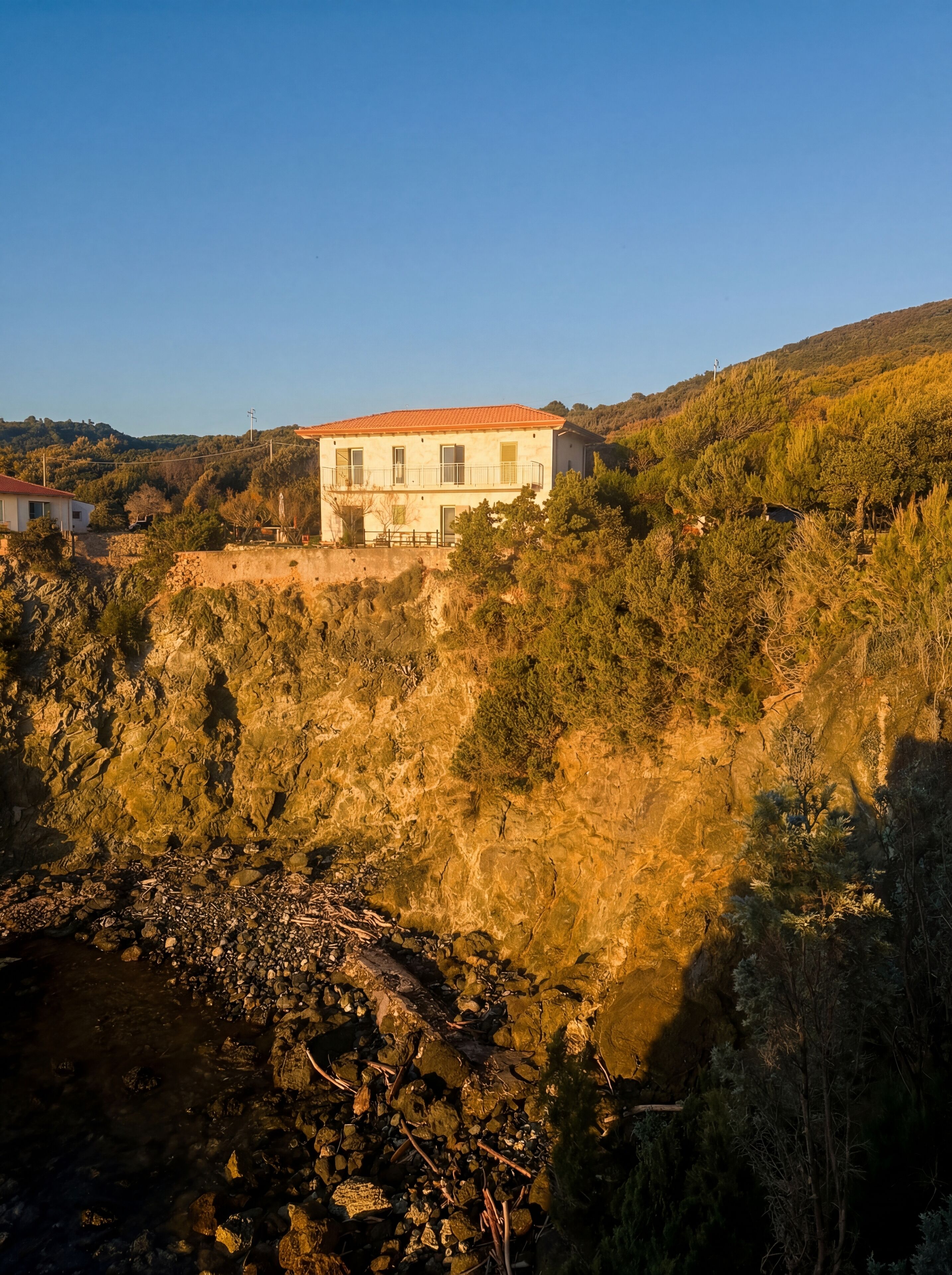 Vista frontal de la propiedad