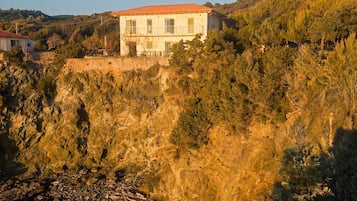 Vista frontal de la propiedad