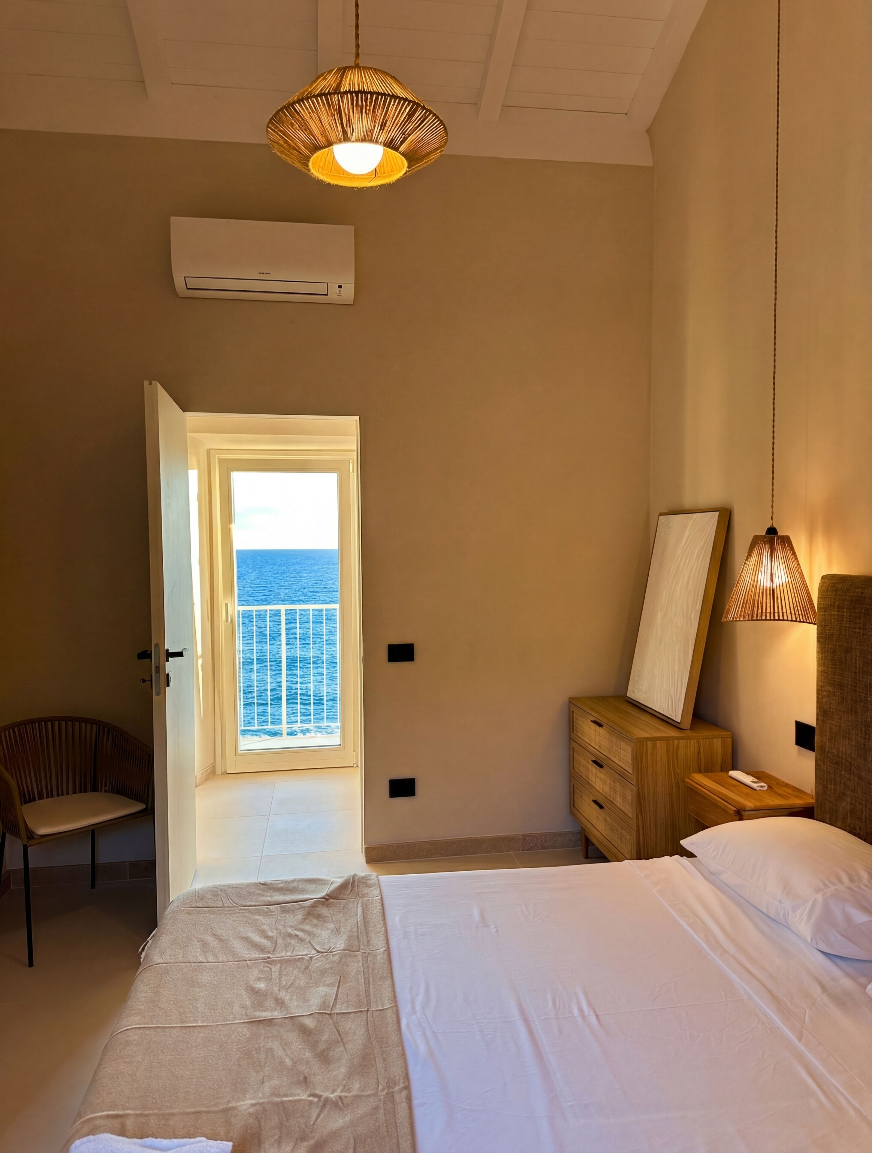 Suite de lujo, vistas a la playa | Escritorio y espacio para trabajar con un portátil