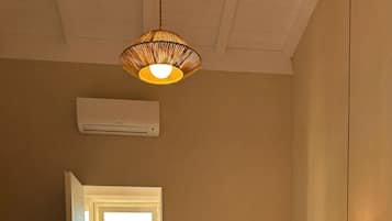 Suite Mewah, pemandangan pantai | Meja kerja, ruang kerja ramah laptop, dan setrika/meja setrika