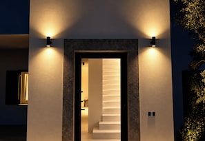A modern staircase with a minimalist design, flanked by two wall-mounted lights. - Roc Villa - 2 Private Beach Accesses  (Rosignano Marittimo)