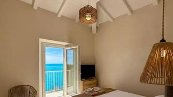 Luxe suite, uitzicht op strand | Een bureau, een laptopwerkplek, een strijkplank/strijkijzer, gratis wifi