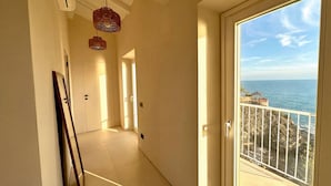 A corridor with a view of the sea through a balcony. - Roc Villa - 2 Private Beach Accesses  (Rosignano Marittimo)