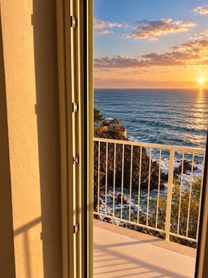 A balcony with a view of the ocean and a sunset. - Roc Villa - 2 Private Beach Accesses  (Rosignano Marittimo)