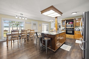 Jääkaappi, mikroaaltouuni, uuni, liesi