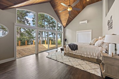 

Welcome to Lake Daze, your ultimate lakefront getaway on Lake Nacogdoches!