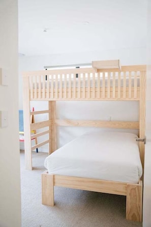 4 bedrooms, iron/ironing board, WiFi