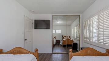 2 bedrooms, iron/ironing board, WiFi, bed sheets