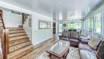 Smart TV, table tennis