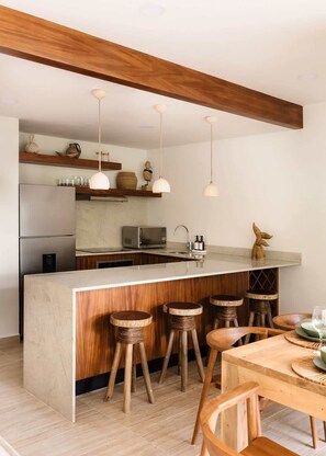 Frigorifero, microonde, forno, piano cottura