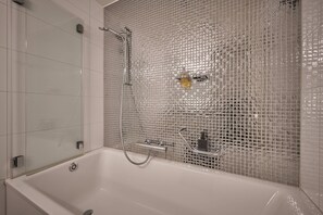 Hair dryer, towels, soap, toilet paper - City Center Apartment with Mountain View, Historic Building, Old Town (Unterseen)