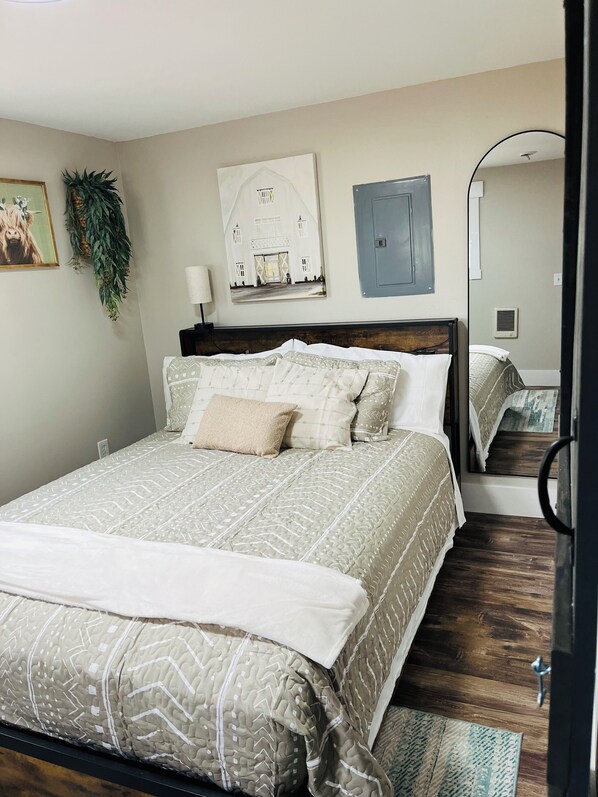 2 bedrooms, internet, bed sheets