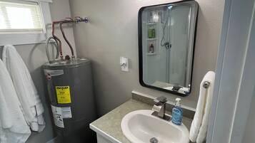 Douche, sĂšche-cheveux, serviettes fournies, savon