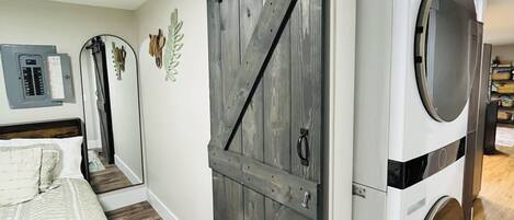 2 bedrooms, internet, bed sheets