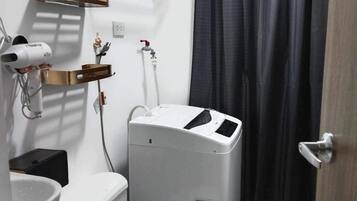 Regadera, secadora de cabello, bidet, toallas