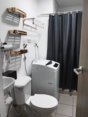 Dusch, hårtork, bidé och handdukar