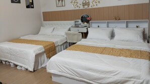 Een hotelkamer met twee bedden, een kaptafel met spiegel en decoratieve muurkunst.