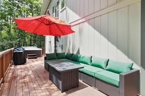 Terrace/patio - Modern Chalet with Hot Tub, Fire Pit & Mountain Views in Basye, VA (Basye)