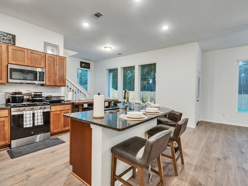 New 5BR Luxury · Sleeps 10 · Lake Jackson