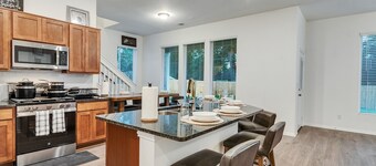 New 5BR Luxury · Sleeps 10 · Lake Jackson