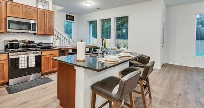 New 5BR Luxury · Sleeps 10 · Lake Jackson