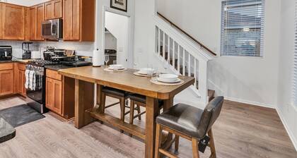 New 5BR Luxury · Sleeps 10 · Lake Jackson