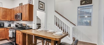 New 5BR Luxury · Sleeps 10 · Lake Jackson